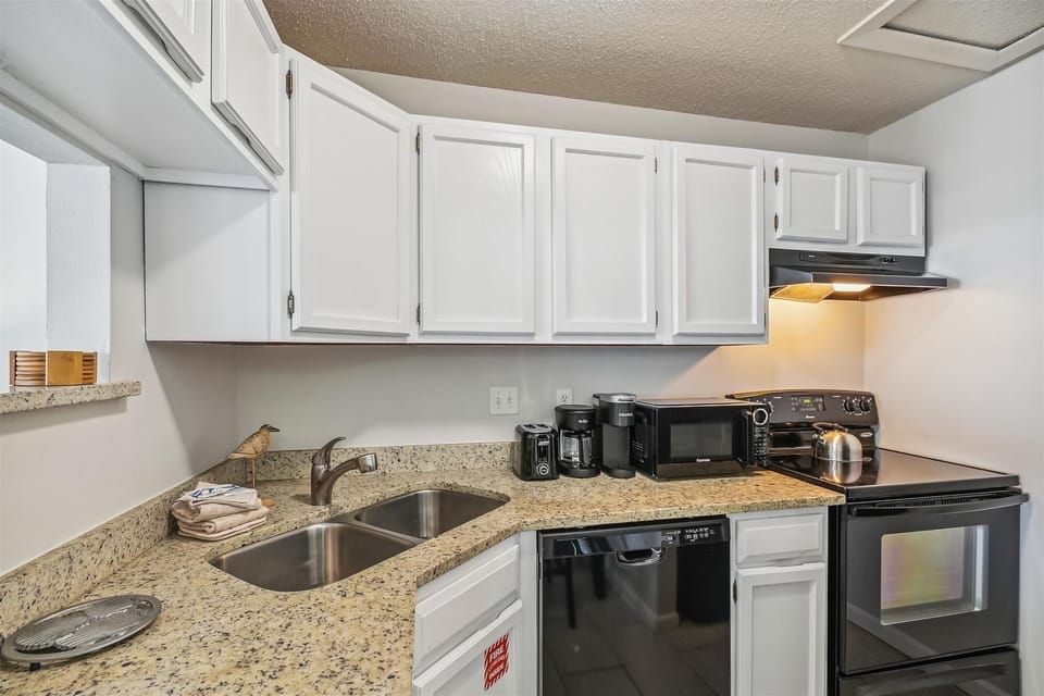 Studio | Private kitchen | Fridge, oven, coffee/tea maker, toaster