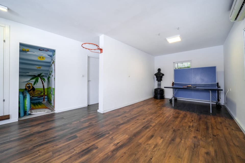 Spacious 4BD House w Pool in Hezliya Apartment in Herzliya