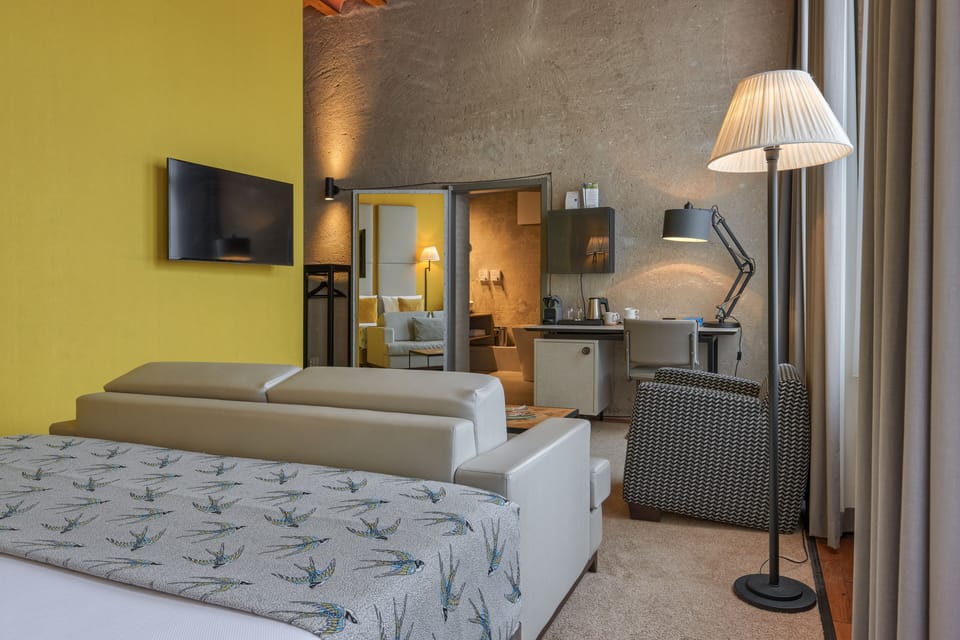 Grand DeLuxe Room | Living area | 42-inch LED TV with satellite channels, TV