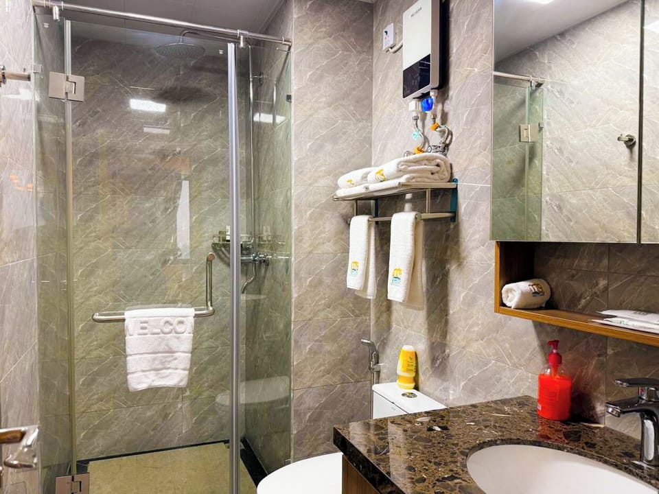 Family Suite, River View | Bathroom | Shower, rainfall showerhead, free toiletries, hair dryer