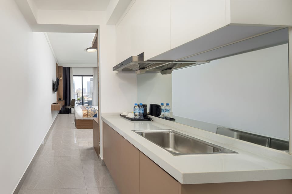 Superior King Balcony City View | In-room safe, desk, soundproofing, iron/ironing board (on request)