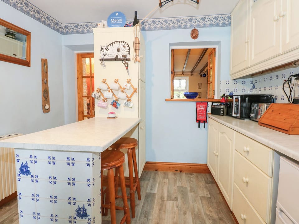 Cottage | Private kitchen | Fridge, electric kettle, toaster, cookware/dishes/utensils