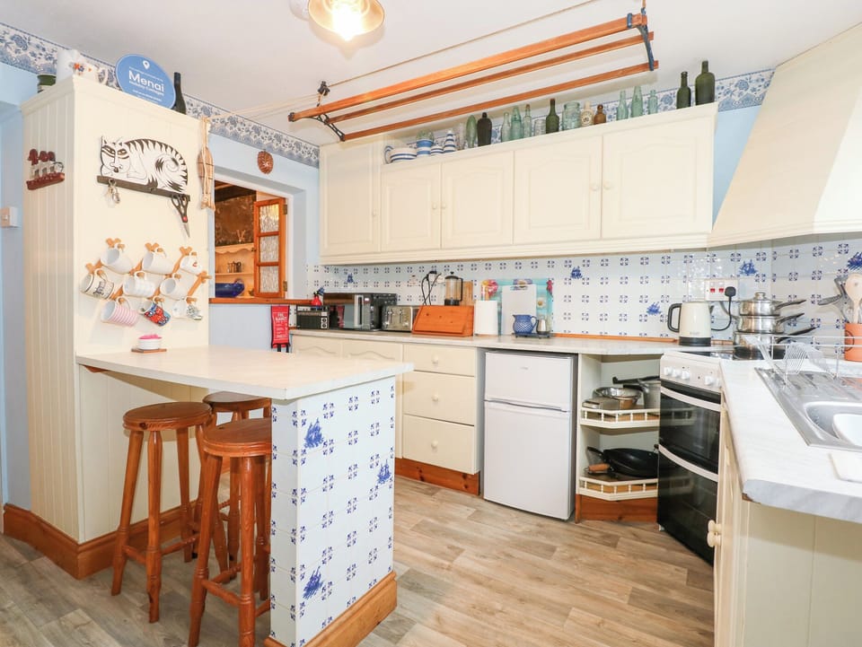 Cottage | Private kitchen | Fridge, electric kettle, toaster, cookware/dishes/utensils