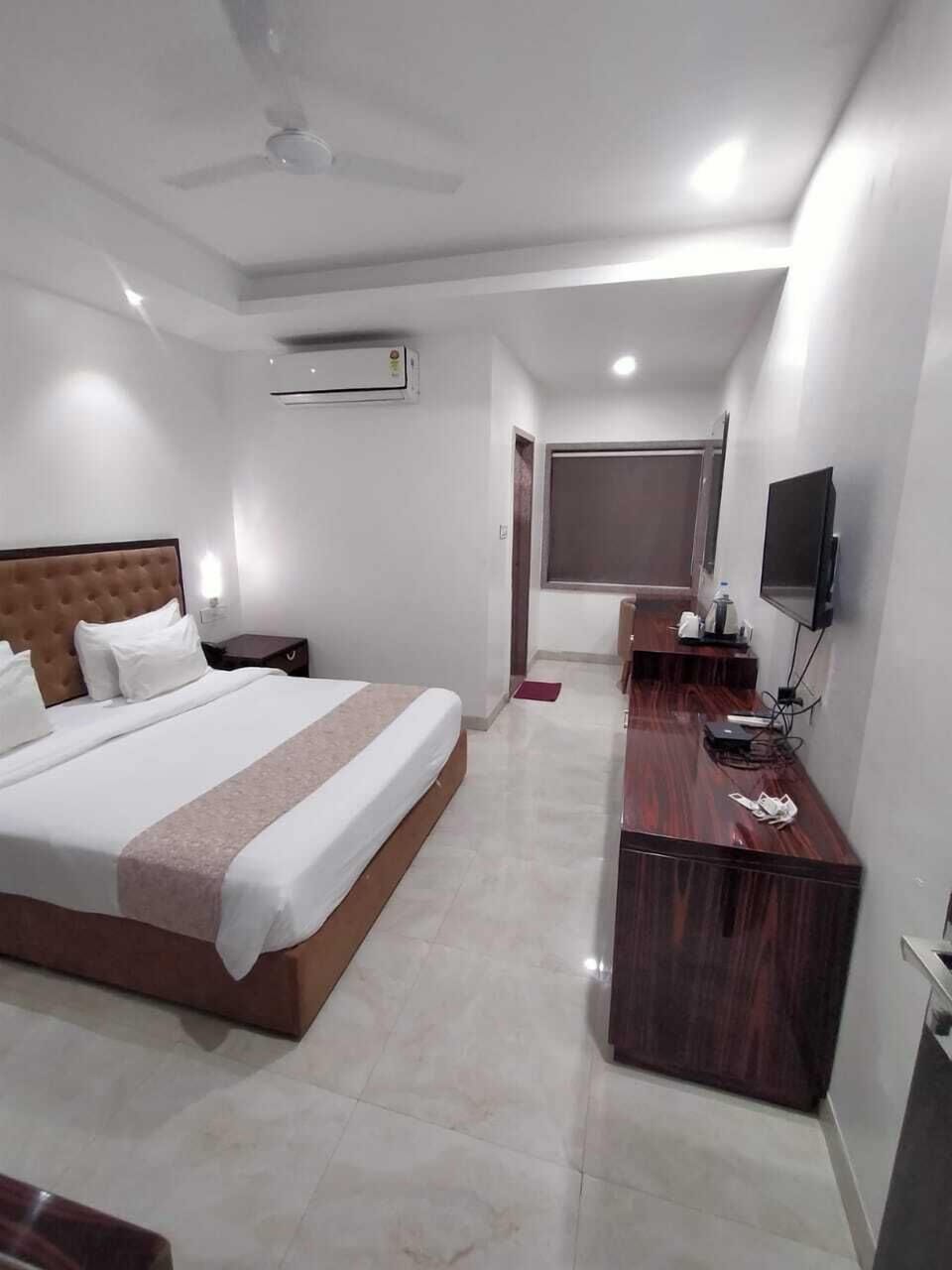 Deluxe Double Room, 1 King Bed, City View, Tower | Iron/ironing board, free WiFi, bed sheets