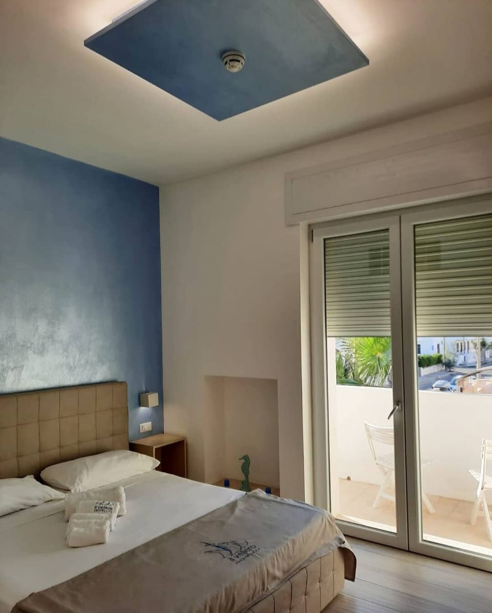 Double Room | Minibar, in-room safe, desk, laptop workspace