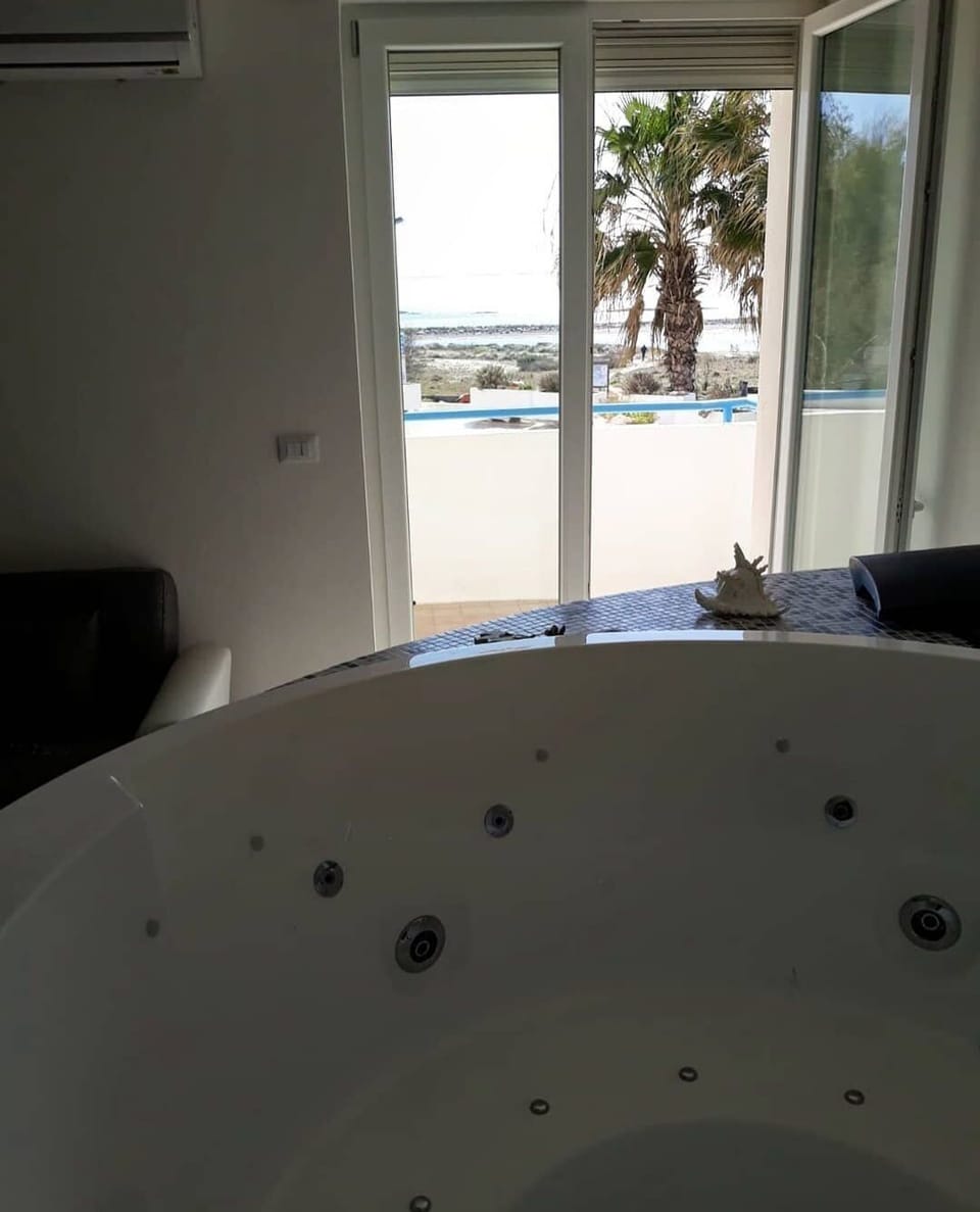 Deluxe Studio Suite | Minibar, in-room safe, desk, laptop workspace