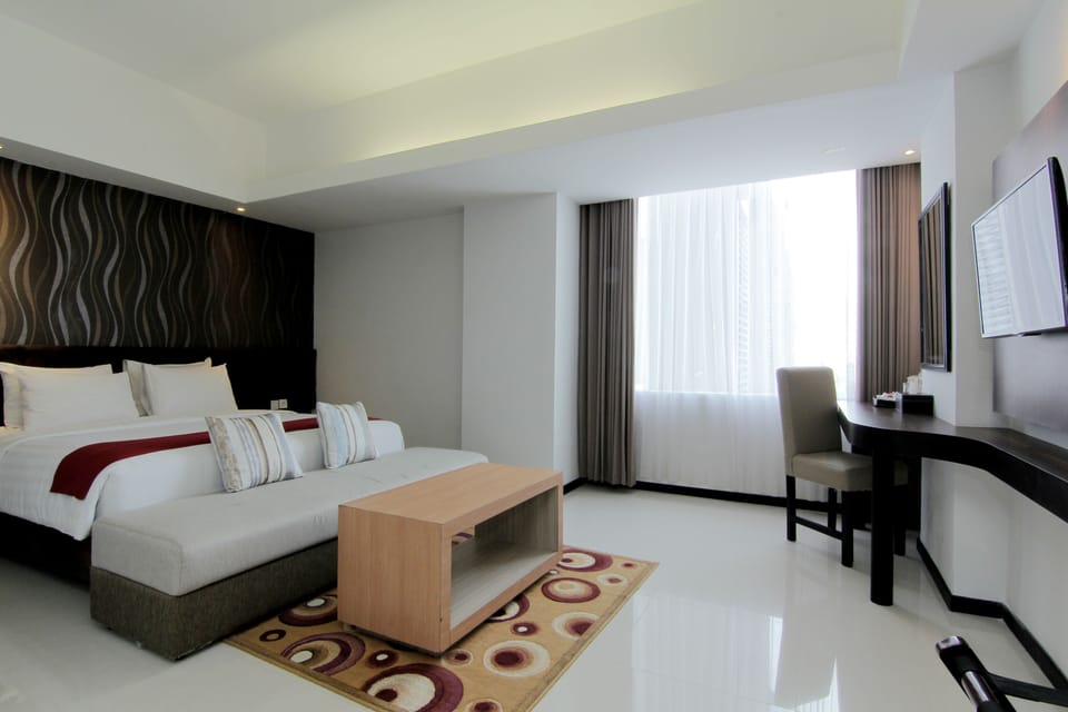 Suite | Minibar, in-room safe, desk, rollaway beds