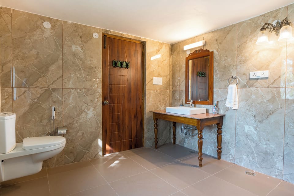 Maharaja Suite | Bathroom | Free toiletries, hair dryer, slippers