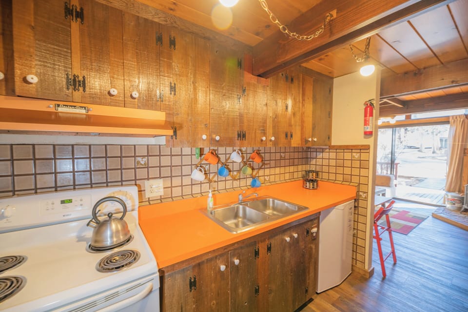 Basic Cabin | Private kitchen | Blender, cookware/dishes/utensils