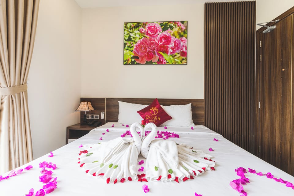 Deluxe Room, 1 King Bed, Balcony | Premium bedding, minibar, individually decorated, individually furnished