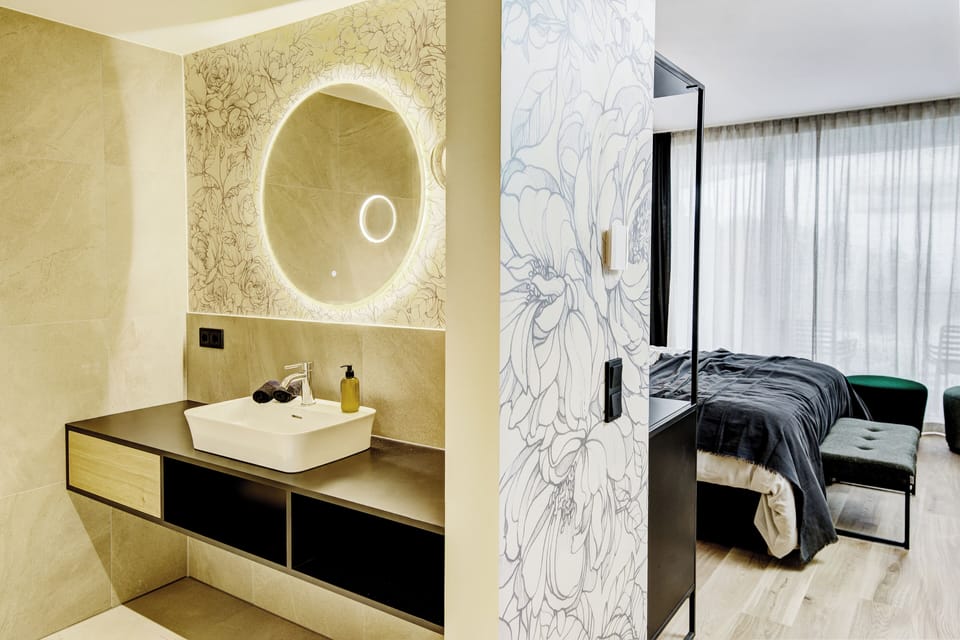 Comfort Room | In-room safe, individually furnished, free WiFi, bed sheets