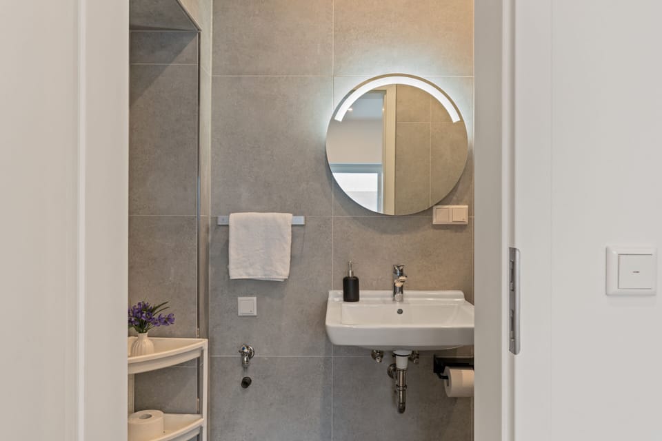 Deluxe Double Room, Private Bathroom (Eigene Küche) | Bathroom | Shower, hair dryer