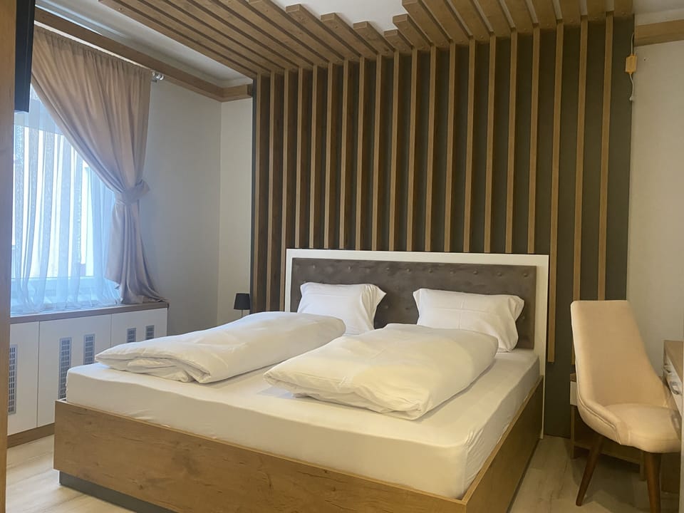 Comfort Twin Room | Desk, WiFi (free), bed sheets