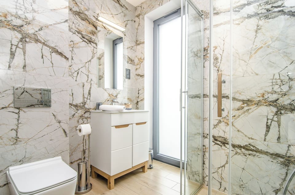 Shower, rainfall showerhead, free toiletries, hair dryer