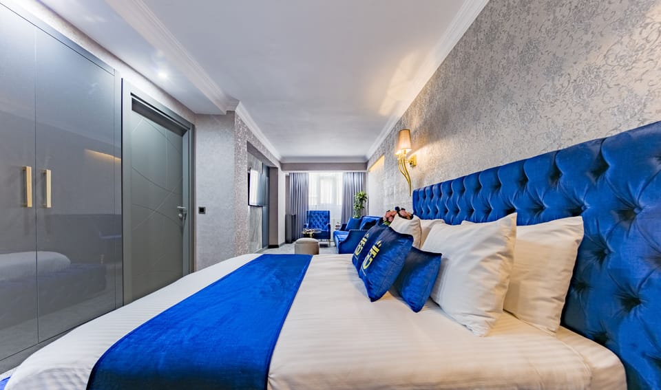 Standard Suite | Hypo-allergenic bedding, minibar, in-room safe, desk
