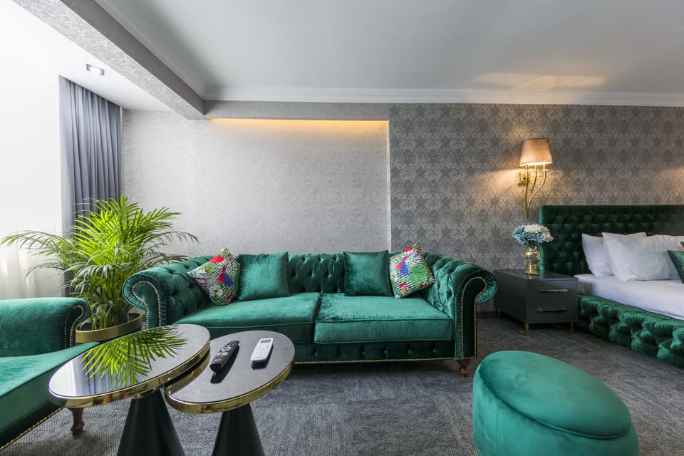 Standard Suite | Hypo-allergenic bedding, minibar, in-room safe, desk