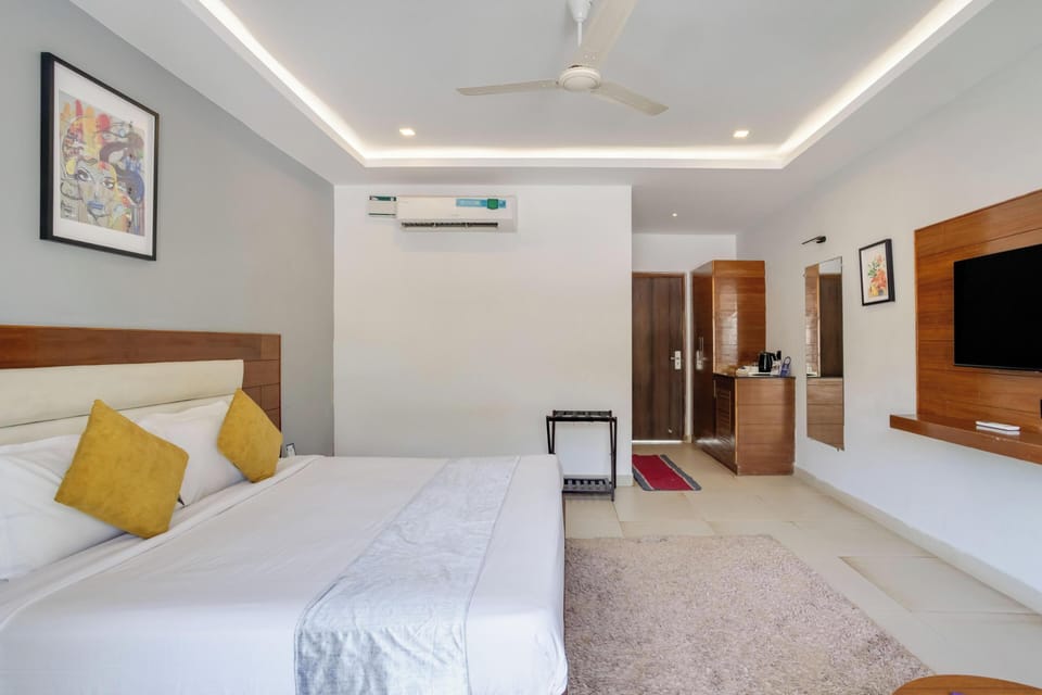 Deluxe Double Room | In-room safe, bed sheets
