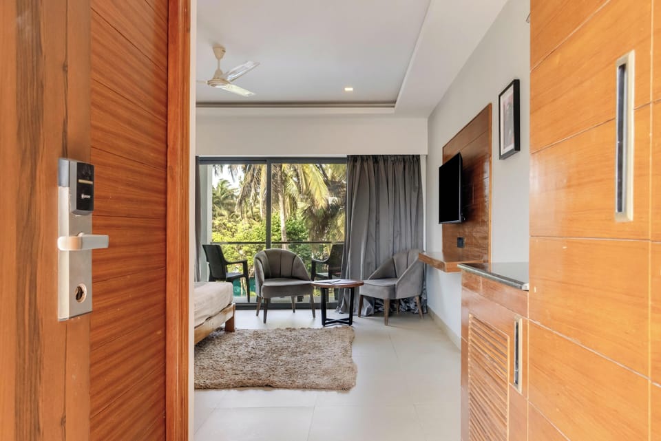 Deluxe Double Room, Balcony | In-room safe, bed sheets