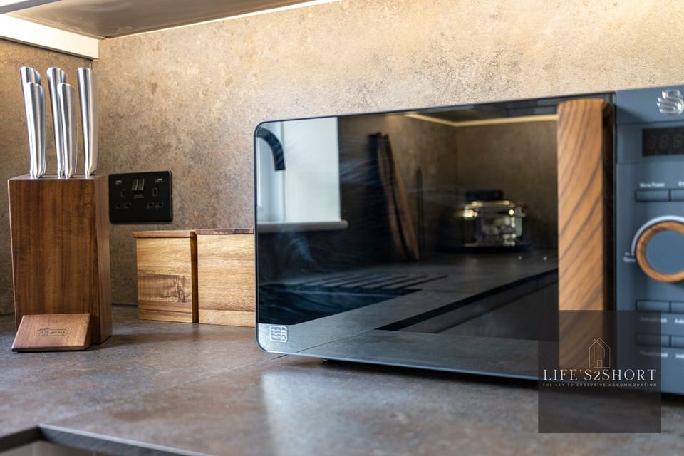 Apartment | Private kitchen | Full-size fridge, oven, electric kettle, toaster