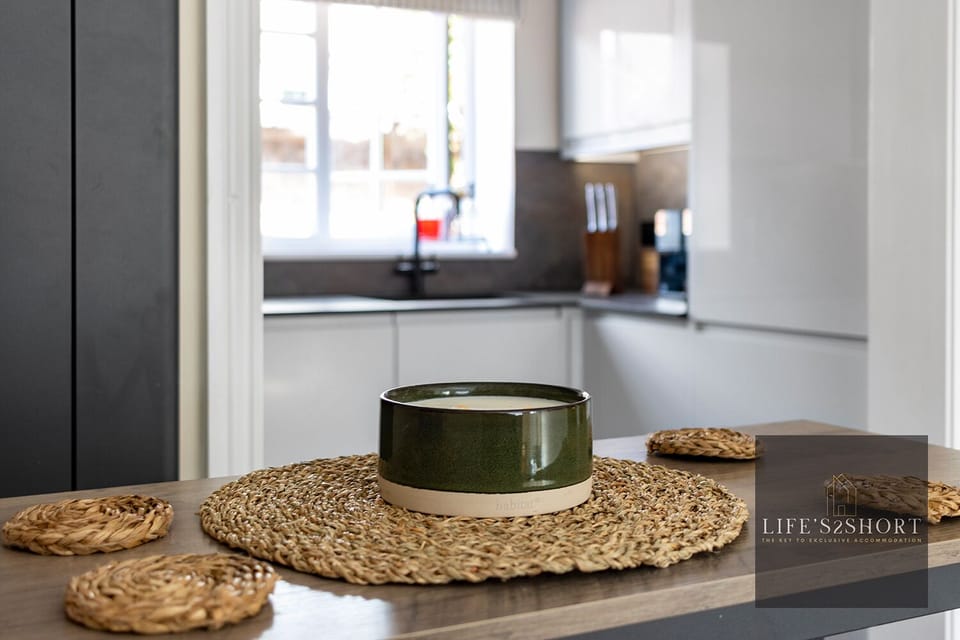 Apartment | Private kitchen | Full-size fridge, oven, electric kettle, toaster