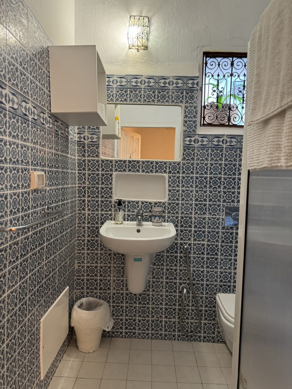 Shower, rainfall showerhead, free toiletries, hair dryer