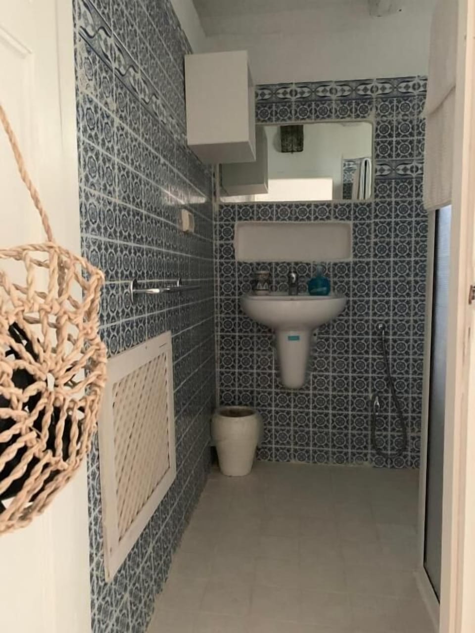 Shower, rainfall showerhead, free toiletries, hair dryer