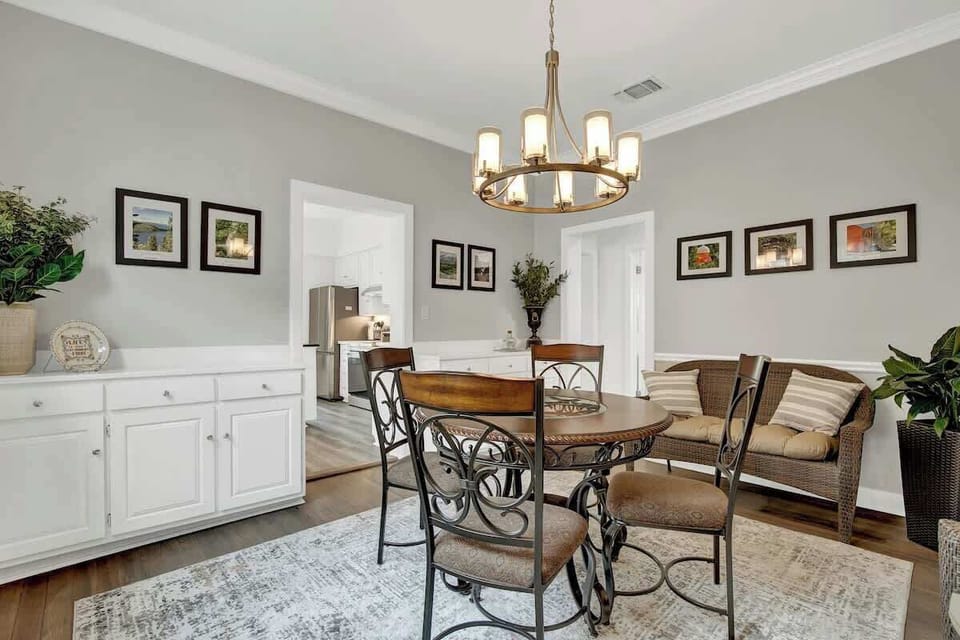 House, 2 Queen Beds, Patio (207 W Ufer St) | Dining