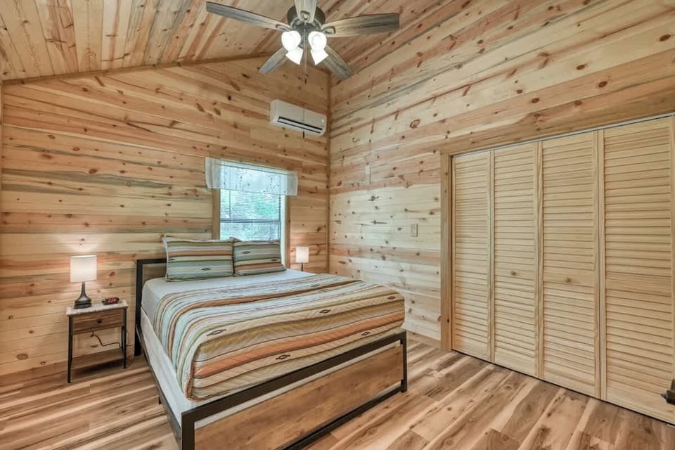 Cabin, Multiple Beds, Hot Tub (682 Old Comfort Ben) | 2 bedrooms, individually decorated, individually furnished, bed sheets