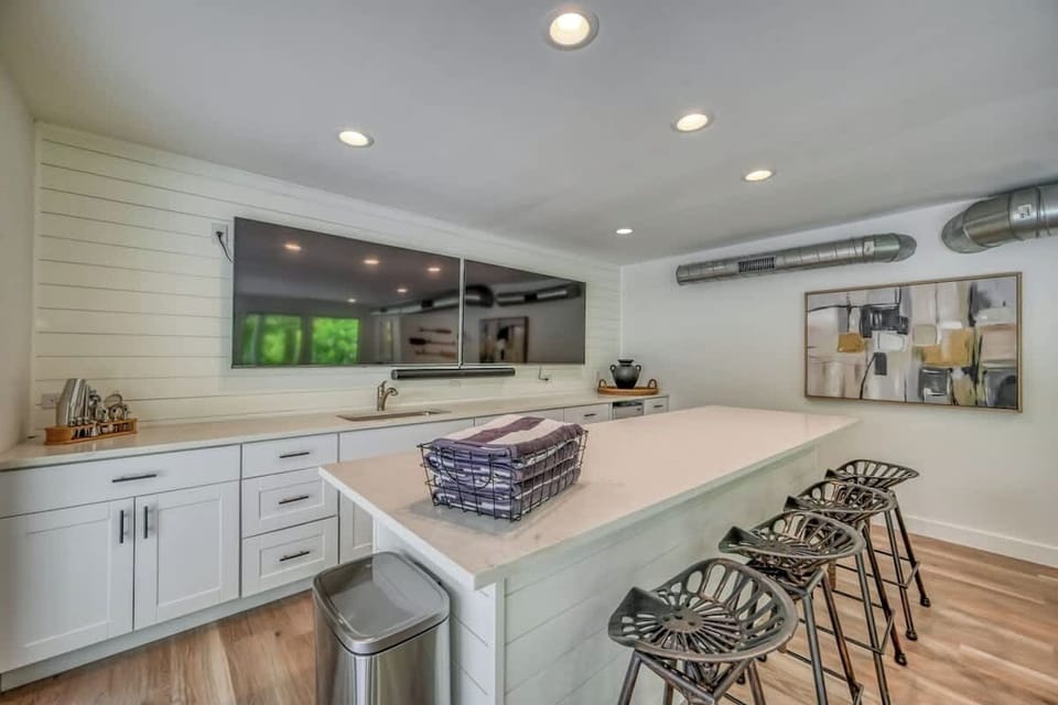 House, Multiple Beds, Hot Tub (2865 Edgegrove) | Interior