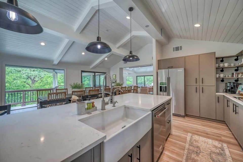House, Multiple Beds, Hot Tub (2865 Edgegrove) | Private kitchen | Coffee/tea maker, electric kettle