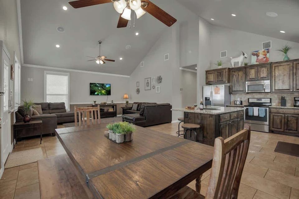 House, Multiple Beds, Patio (9300 River Rd #9) | Interior