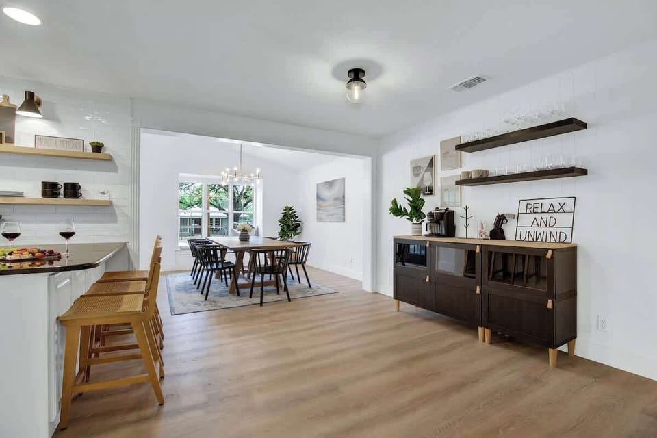 House, Multiple Beds, Hot Tub, City View (603 N Bowie St) | Dining