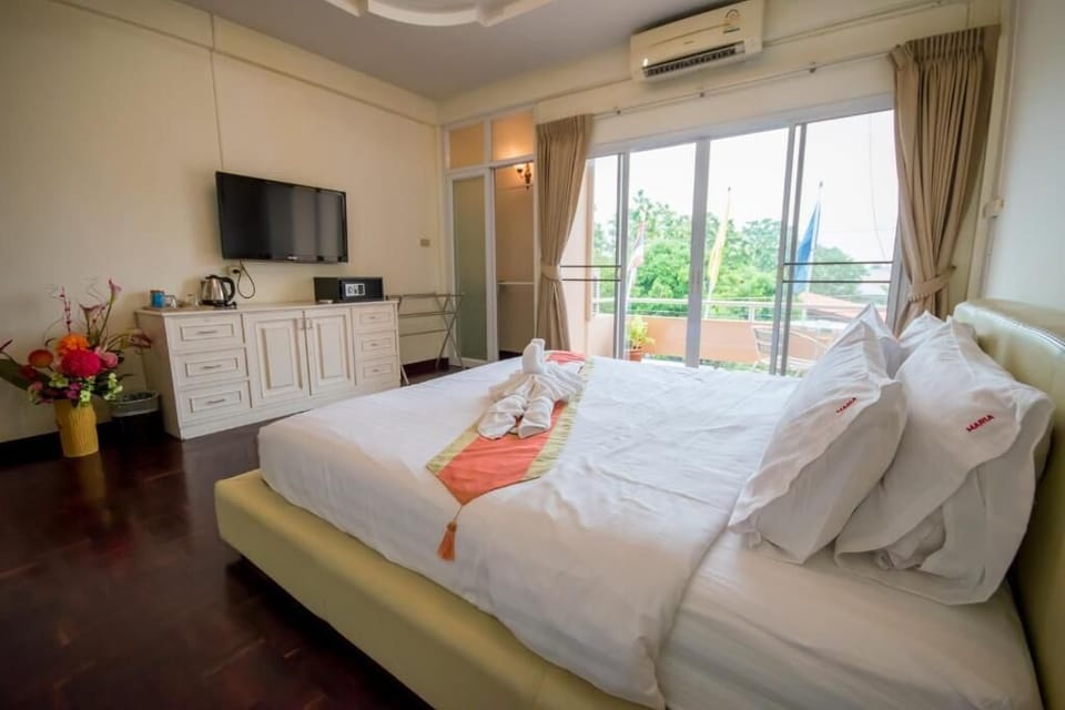 Minibar, in-room safe, rollaway beds, free WiFi