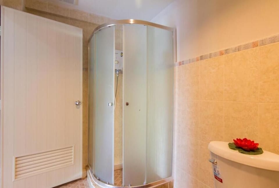 Shower, free toiletries, hair dryer, towels