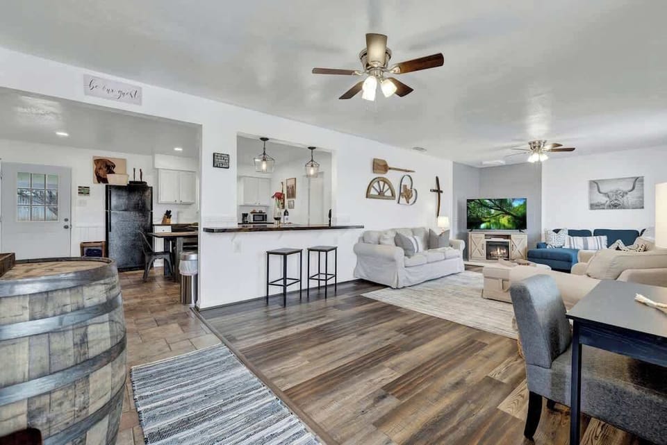 House, Multiple Beds, Hot Tub, City View (223 Northwest Dr) | Living area | Fireplace