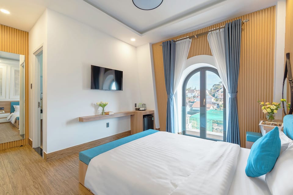Superior Single Room, 1 Queen Bed | Memory foam beds, individually decorated, desk, laptop workspace