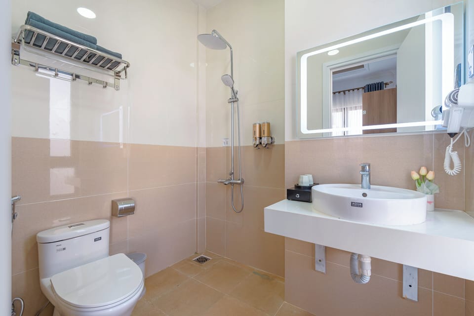Deluxe Double Room, 1 Queen Bed | Bathroom | Slippers