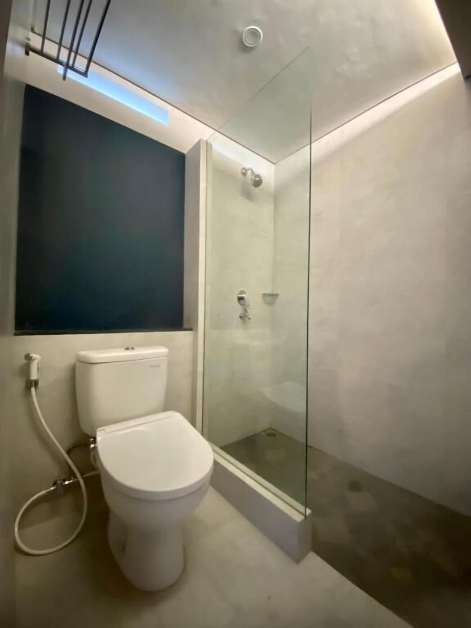 Hydromassage showerhead, free toiletries, bidet, towels