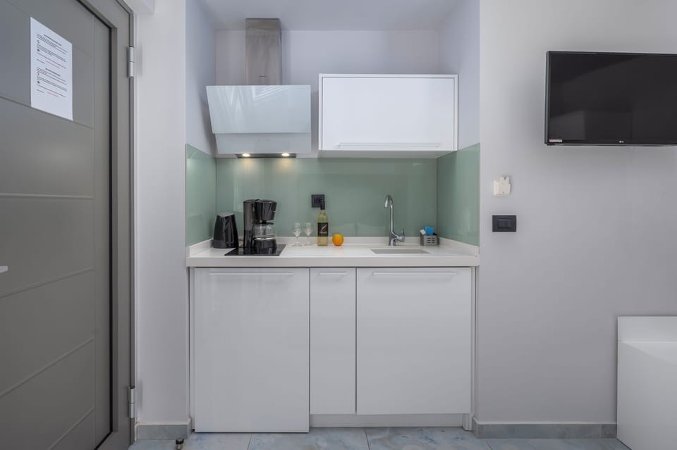 Comfort Double Ground Floor | Private kitchen | Mini-fridge, stovetop, electric kettle