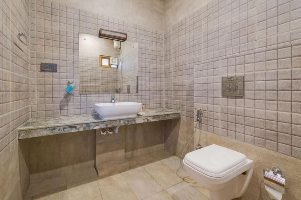 Deluxe Double Room | Bathroom | Shower, rainfall showerhead, free toiletries, bathrobes