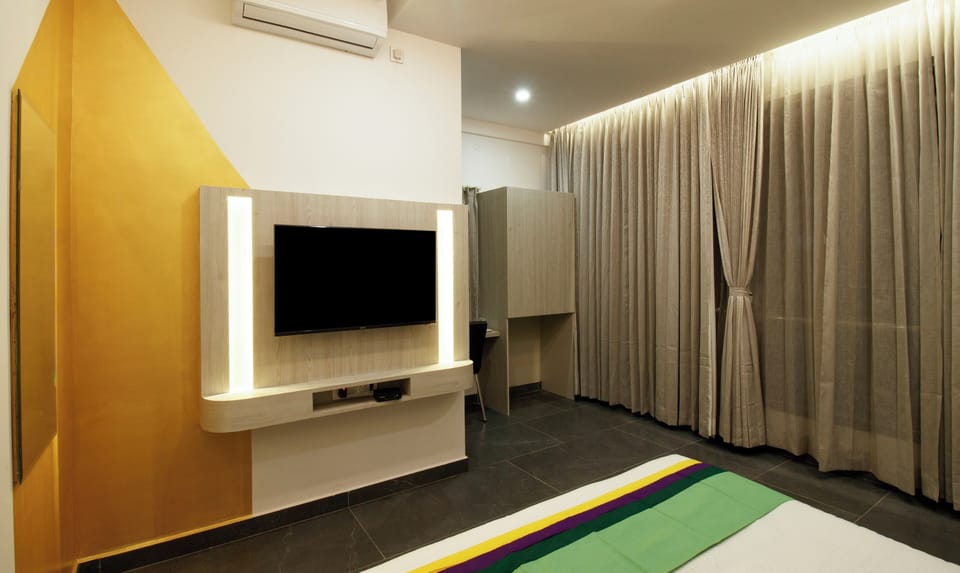 Deluxe Room | Desk, iron/ironing board