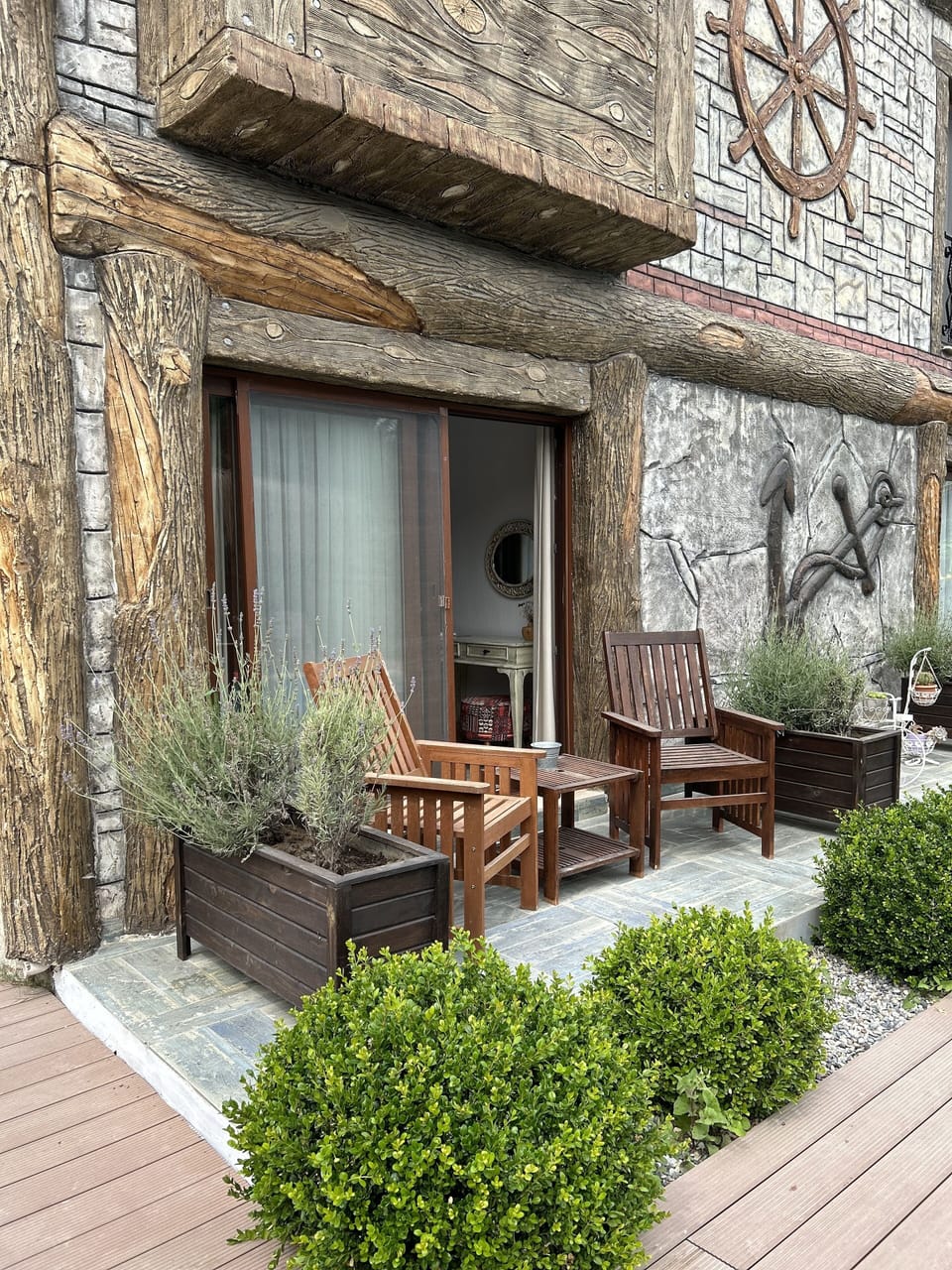 Deluxe Room | 1 bedroom, minibar, in-room safe, iron/ironing board