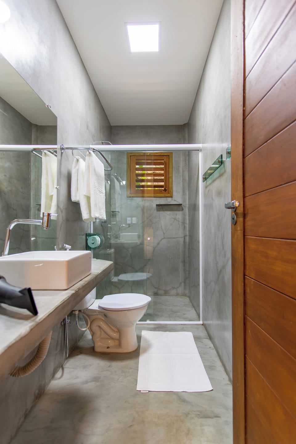 Comfort Double Room | Bathroom | Shower, free toiletries, hair dryer, towels