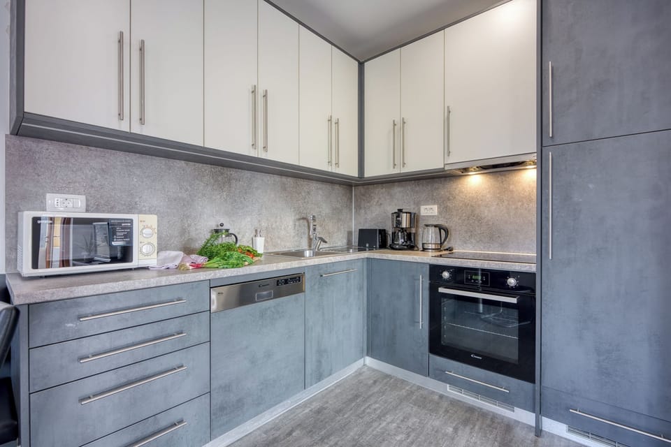 Family Apartment, 3 Bedrooms, Balcony, Mountainside (Villa Roma Portorose - 3 Balcony) | Private kitchen