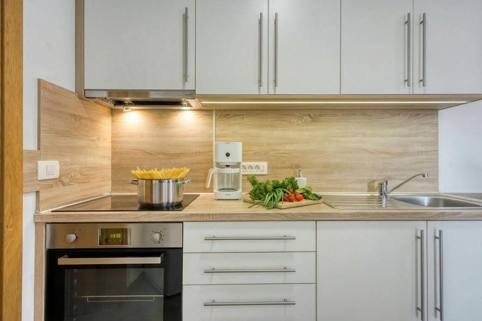 Family Apartment, 2 Bedrooms, Microwave, Mountainside (Villa Roma Portorose - 1 Classic) | Private kitchen