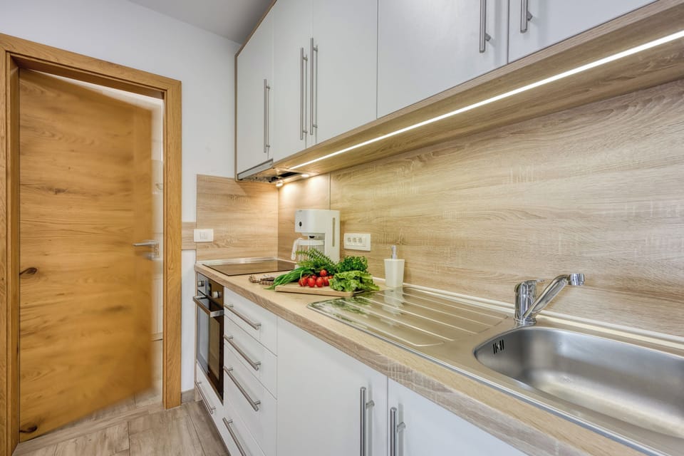 Family Apartment, 2 Bedrooms, Microwave, Mountainside (Villa Roma Portorose - 1 Classic) | Private kitchen