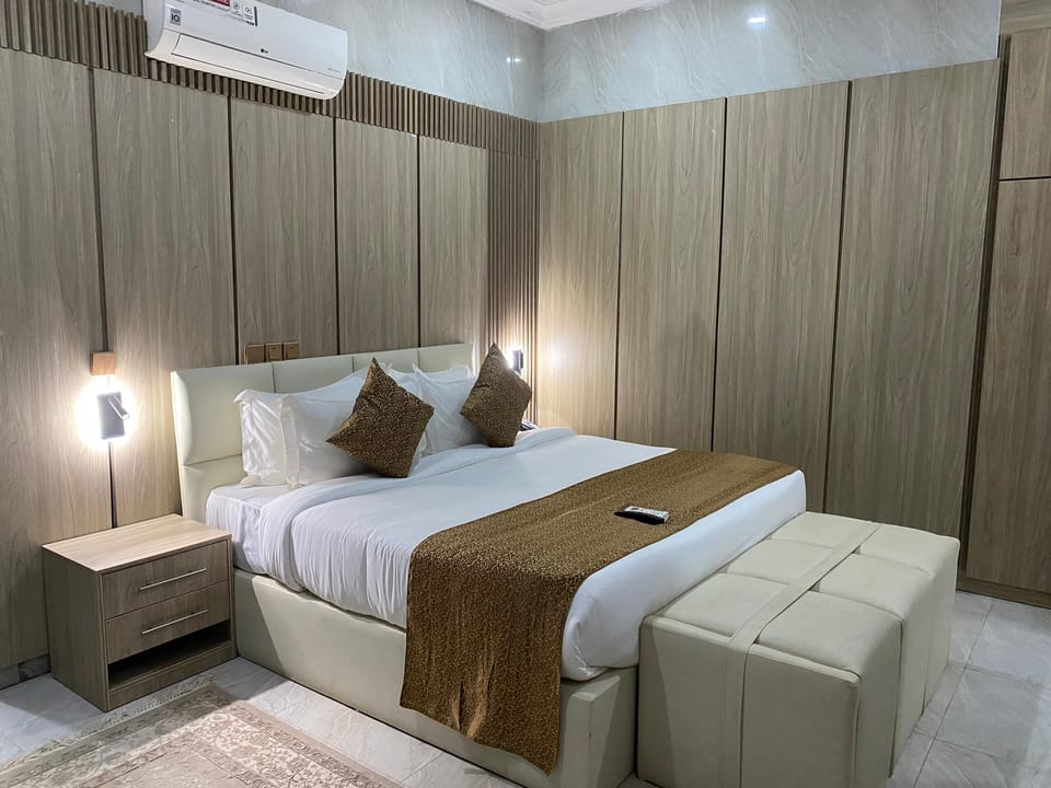 Deluxe Suite | Premium bedding, down comforters, in-room safe, desk