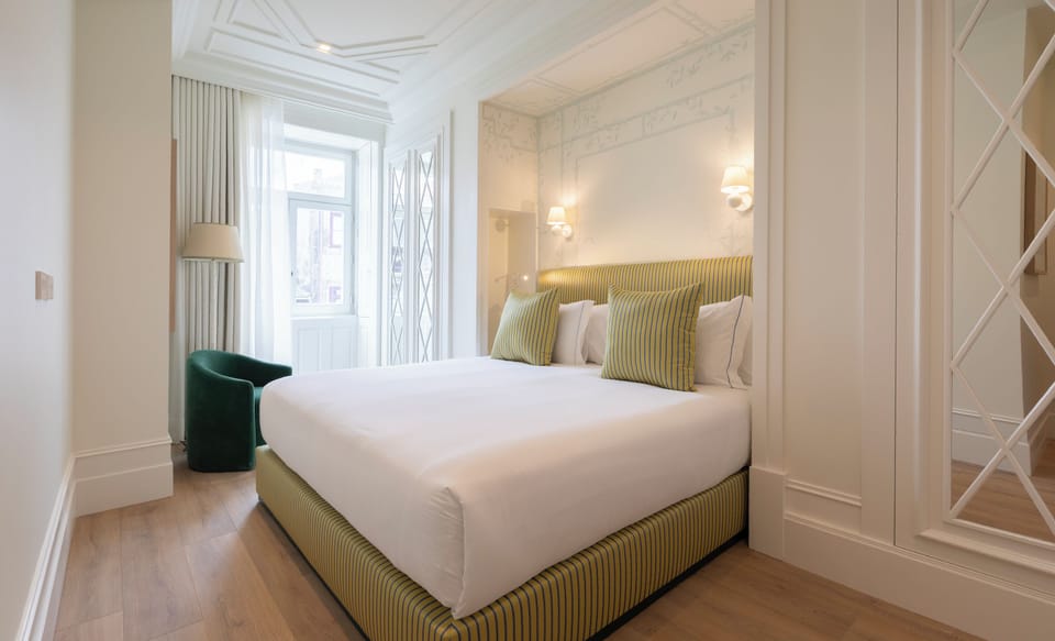 Deluxe Room | Minibar, in-room safe, individually decorated, individually furnished