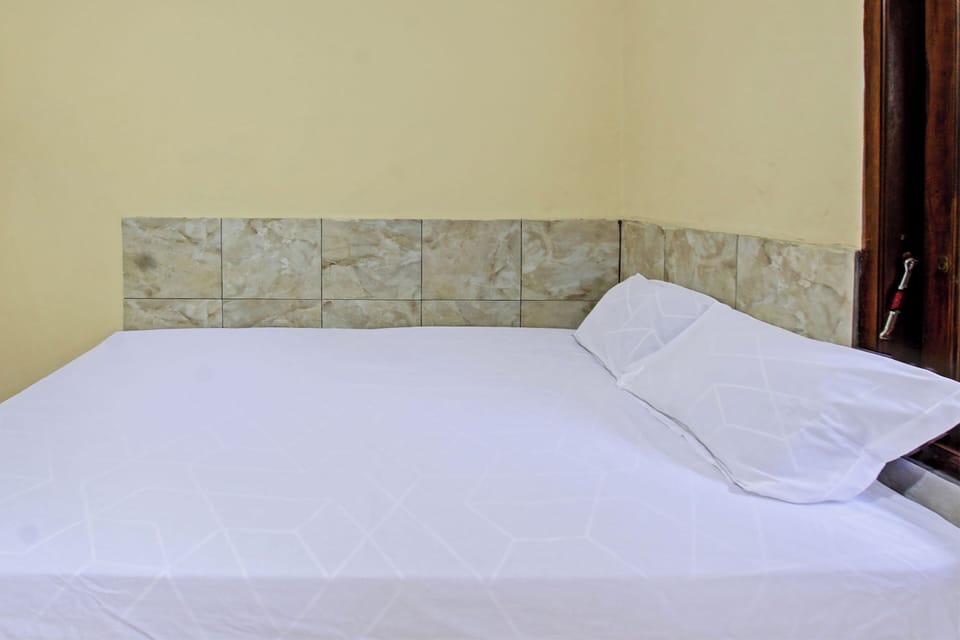 Deluxe Double Room | Desk, laptop workspace, WiFi (free), bed sheets