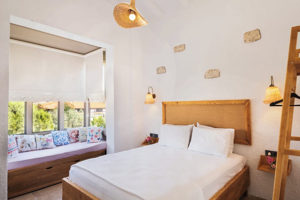 Deluxe Room with Bay Window | 1 bedroom, minibar, soundproofing, WiFi (free)
